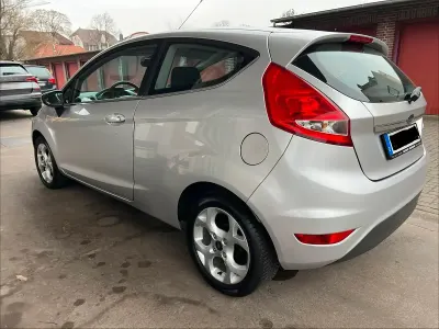 Gebraucht Ford Fiesta Titanium 82 PS (60 kW) 2009 Silber Kleinwagen