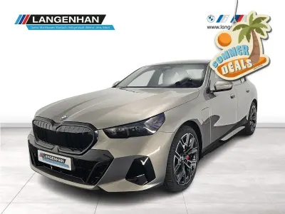 Neu BMW 550e M Sport 489 PS (359 kW) 2026 Grau Limousine
