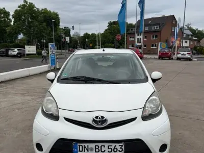 Używany Toyota Aygo 68 KM (50 kW) 2013 Biały Hatchback