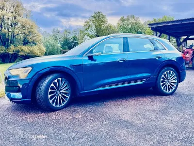 Używany Audi e-tron Advanced 300 kW (408 KM) 2021 Niebieski SUV