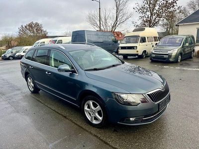 Grau Gebraucht 2015 Skoda Superb Elegance Kombi | 6.489 €