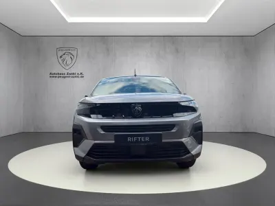 Neu Peugeot Rifter Allure 131 PS (96 kW) 2025 Silber Van / Kleinbus