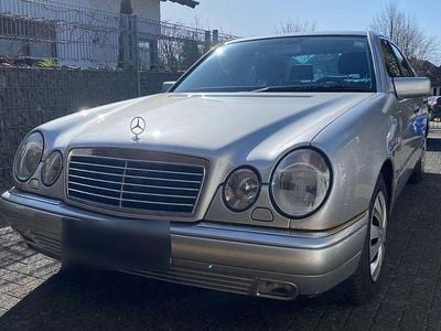 Gebraucht Mercedes E240 Avantgarde 170 PS (125 kW) 1999 Silber Limousine