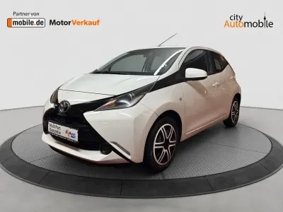 Gebraucht Toyota Aygo X-play 69 PS (50 kW) 2016 Weiß Kleinwagen
