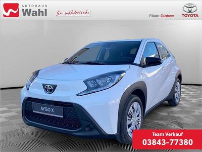 Schneeweiss Gebraucht 2024 Toyota Aygo X Play SUV | 16.990 € (Fairer Preis)