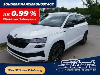 Neu Skoda Karoq SportLine 190 PS (139 kW) 2025 Moonweiß perleffekt SUV