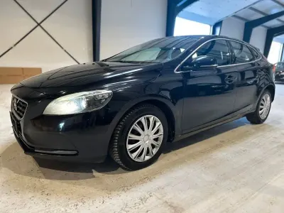 Gebraucht Volvo V40 Momentum 150 PS (110 kW) 2014 Schwarz Limousine