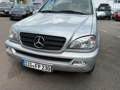 Gebraucht Mercedes ML270 163 PS (119 kW) 2002 Silber SUV