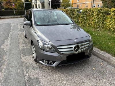 Grau Gebraucht 2012 Mercedes B180 Van / Kleinbus | 11.000 € (Guter Preis)