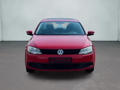 Gebraucht VW Jetta Highline 140 PS (102 kW) 2011 Rot Limousine