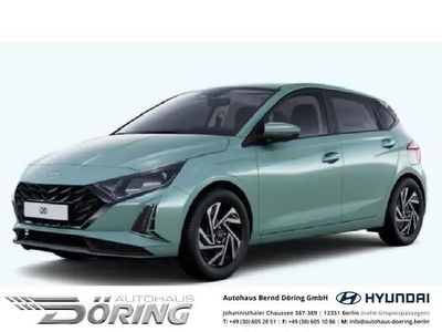 Neu Hyundai i20 Comfort 99 PS (72 kW) 2025 Mangrove green / mic Limousine