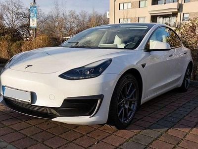 Weiß Gebraucht 2022 Tesla Model 3 Standard Range Plus Limousine | 27.500 € (Fairer Preis)