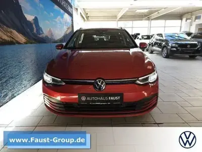 Gebraucht VW Golf VIII Life 150 PS (110 kW) 2023 Rot metallic Kombi