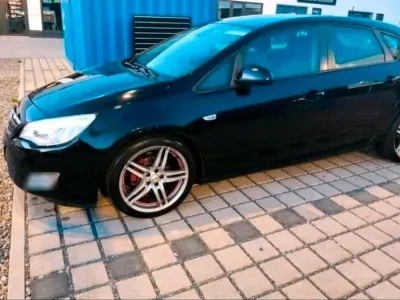 Używany Opel Astra Edition 140 KM (102 kW) 2010 Czarny Kombi