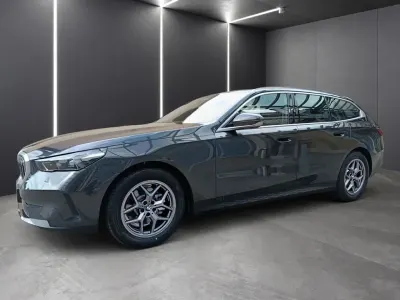 Gebraucht BMW 520 Sport Line 197 PS (144 kW) 2025 Sophistograu brillanteffekt me Kombi