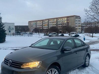 Gebraucht VW Jetta 105 PS (77 kW) 2015 Grau Limousine