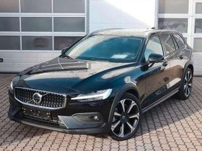 Schwarz Gebraucht 2024 Volvo V60 CC Ultimate Kombi | 47.990 € (Etwas zu teuer)