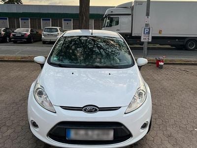 Usata Ford Fiesta Titanium 95 CV (69 kW) 2012 Bianco Utilitaria
