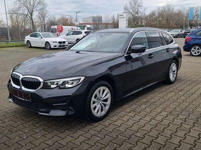 Schwarz Gebraucht 2022 BMW 318 Advantage Limousine | 27.600 € (Fairer Preis)