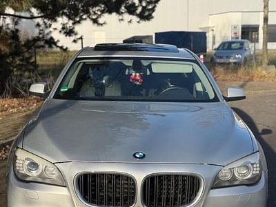 Gebraucht BMW 740 326 PS (239 kW) 2011 Silber Limousine