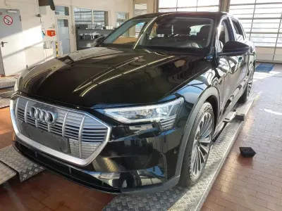 Gebraucht Audi e-tron Basis 300 kW (408 PS) 2022 Schwarz SUV