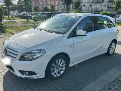 Gebraucht Mercedes B180 122 PS (89 kW) 2011 Weiß Kleinwagen