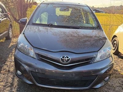 Usado Toyota Yaris Cool 90 HP (66 kW) 2011 Cinzento Citadino