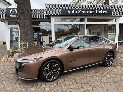 Braun Neu 2026 Mazda 6e Takumi-Line Limousine | 40.445 € (Fairer Preis)