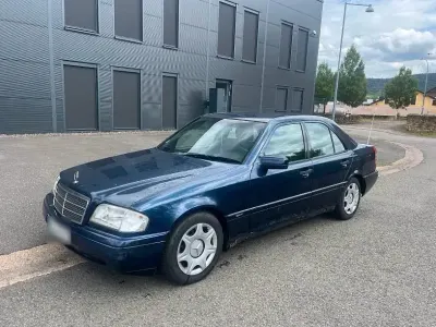 Gebraucht Mercedes C180 122 PS (89 kW) 1995 Blau Limousine