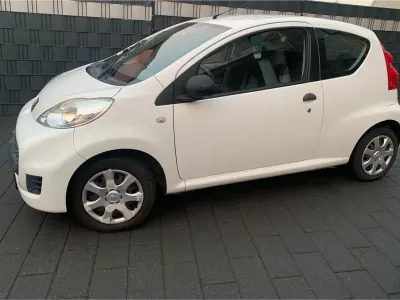 Gebraucht Peugeot 107 68 PS (50 kW) 2014 Weiß Kleinwagen