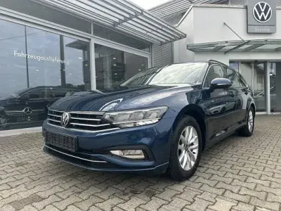Gebraucht VW Passat Comfortline 150 PS (110 kW) 2021 Aquamarinblau Kombi