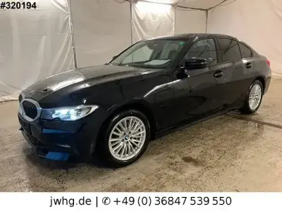 Gebraucht BMW 330e Sport Line 252 PS (185 kW) 2019 Schwarz ii/bonnet fluid black Limousine