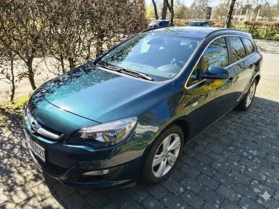 Gebraucht Opel Astra Edition 140 PS (102 kW) 2014 Grün Kombi