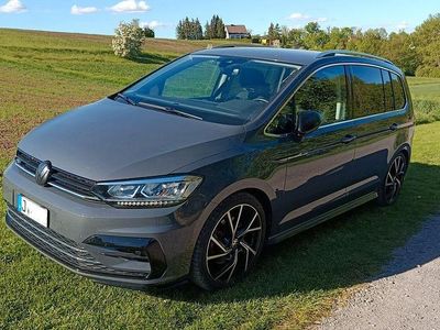 Grau Gebraucht 2021 VW Touran Highline Van / Kleinbus | 31.800 € (Etwas zu teuer)
