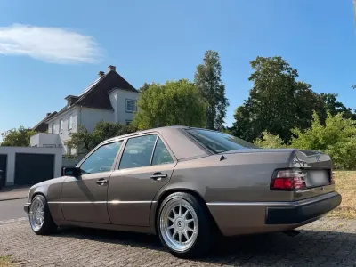 Gebraucht Mercedes E260 160 PS (117 kW) 1989 Braun Limousine