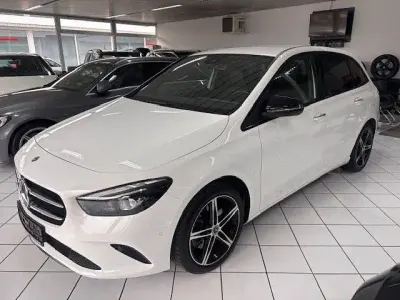 Gebraucht Mercedes B250e Night 218 PS (160 kW) 2022 Weiß Van / Kleinbus