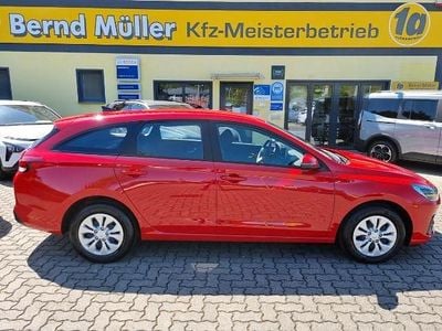 Neu Hyundai i30 Comfort 97 PS (71 kW) 2026 Engine red Kombi