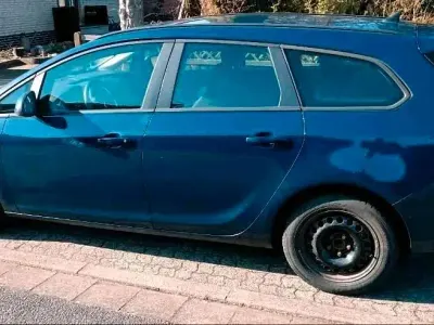 Gebraucht Opel Astra 165 PS (121 kW) 2011 Blau Kombi
