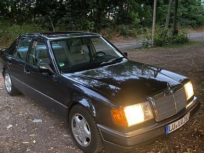 Gebraucht Mercedes E230 132 PS (97 kW) 1990 Schwarz Limousine