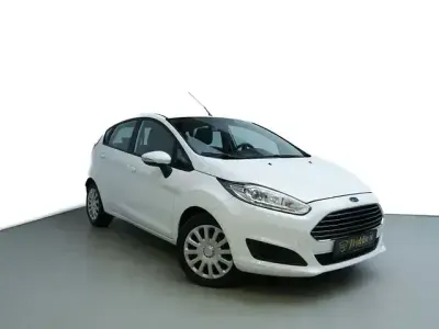 Gebraucht Ford Fiesta Trend 95 PS (69 kW) 2015 Frostweiß Kleinwagen