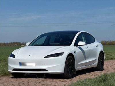 Begagnad Tesla Model 3 Long Range AWD 366 kW (498 HK) 2023 Vit Sedan
