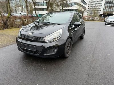 Auroraschwarz met. Gebraucht 2013 Kia Rio DREAM-TEAM Edition Kleinwagen | 5.790 € (Fairer Preis)