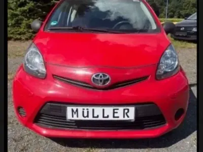 Używany Toyota Aygo Basis 68 KM (50 kW) 2014 Czerwony Hatchback
