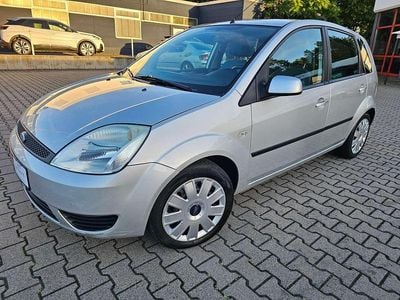 Gebraucht Ford Fiesta Ambiente 60 PS (44 kW) 2005 Silber Kleinwagen