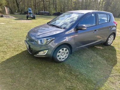 Gebraucht Hyundai i20 Style 101 PS (74 kW) 2015 Grau Kleinwagen