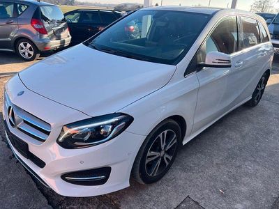 Weiß Gebraucht 2015 Mercedes B180 Van / Kleinbus | 10.900 € (Fairer Preis)