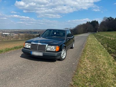 Gebraucht Mercedes E230 136 PS (100 kW) 1986 Schwarz Limousine