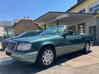 Gebraucht Mercedes E220 150 PS (110 kW) 1993 Malachitgrün Cabrio