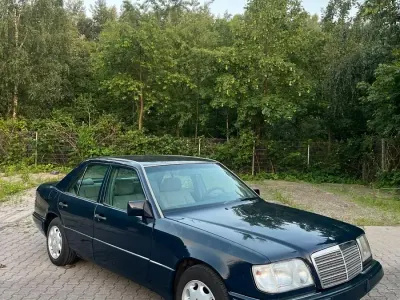 Gebraucht Mercedes E280 193 PS (141 kW) 1994 Blau Limousine