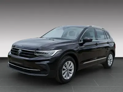 Gebraucht VW Tiguan Life 150 PS (110 kW) 2023 Deep black perleffekt SUV